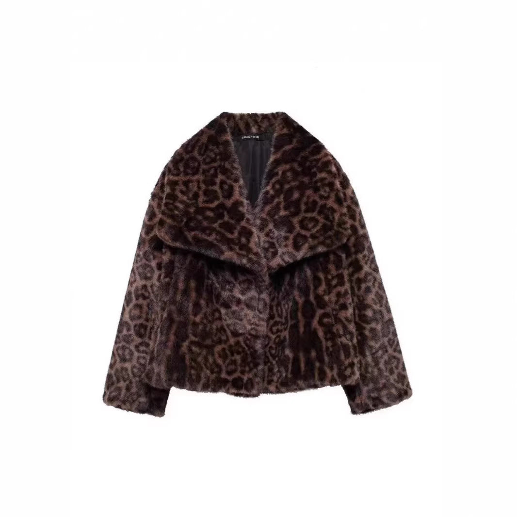 Women's short boxy faux fur jacket with leopard print and large shawl collar Fashion Glam