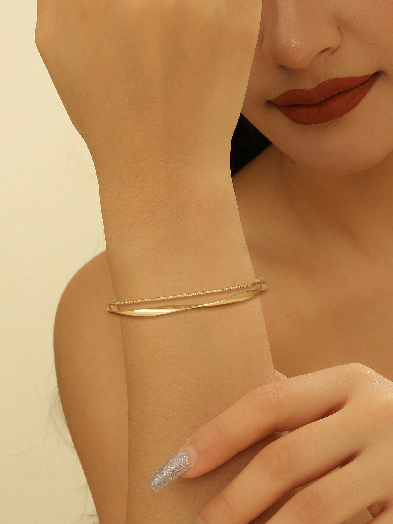 Ladies' bangle with elegant curved design Fashion Glam