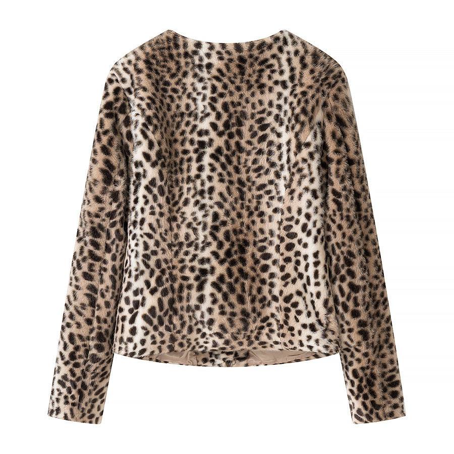 Women's short jacket made of faux fur with leopard print and continuous button placket Fashion Glam