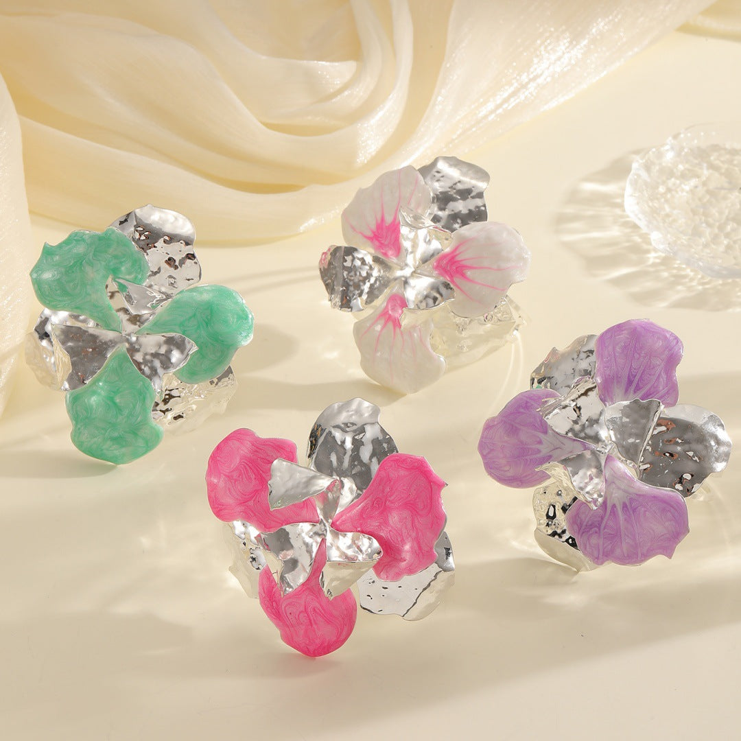 Women's flower-shaped ring made of shiny metal and high-quality epoxy resin Fashion Glam