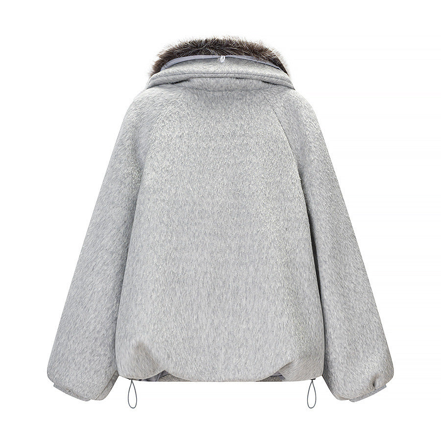 Women's short coat made of textured faux fur with voluminous contrasting collar and boxy silhouette Fashion Glam