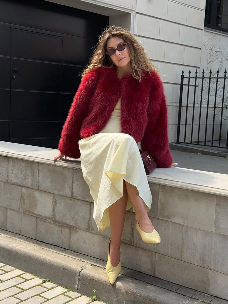Women's short jacket made of luxurious faux fur with shaggy look and boxy silhouette Fashion Glam
