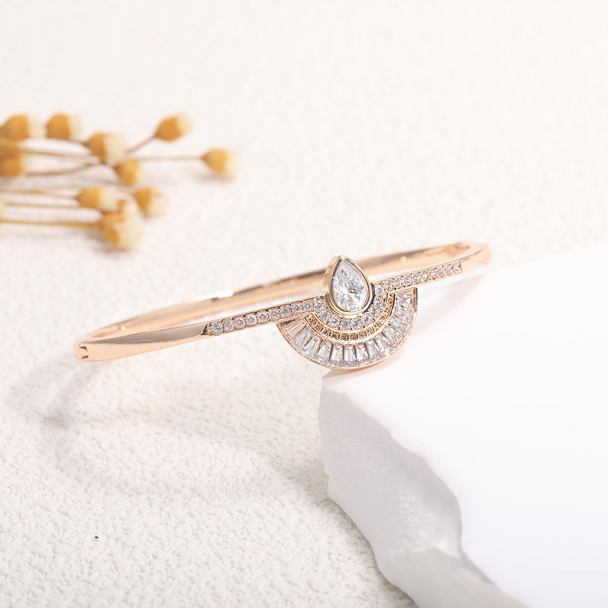 Women's bangle with elegant infinity pattern and sparkling zirconia Fashion Glam