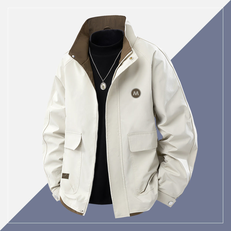 Men's short cut softshell utility jacket with stand-up collar and flap pockets Fashion Glam