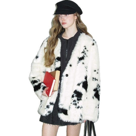 Women's Boxy Short Coat made of Dotted Faux Fur with Two-Button Closure Fashion Glam