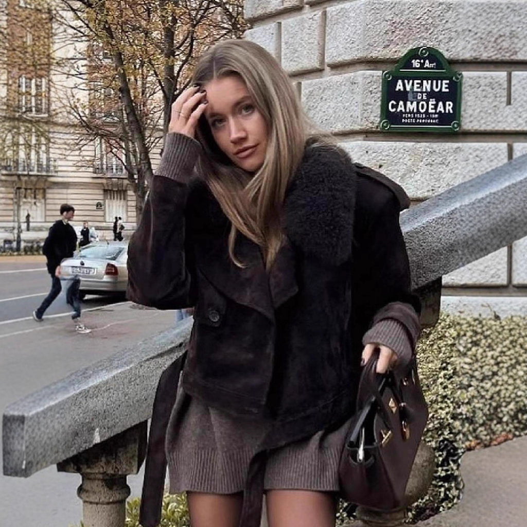 Ladies short-cut aviator jacket made of lambswool imitation with oversized fur collar and boxy silhouette Fashion Glam