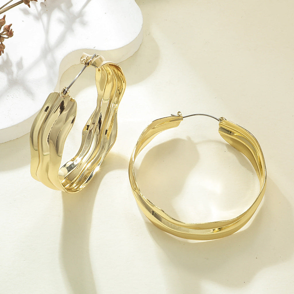 Women's Hanging Earrings in Elegant Wave Pattern Fashion Glam