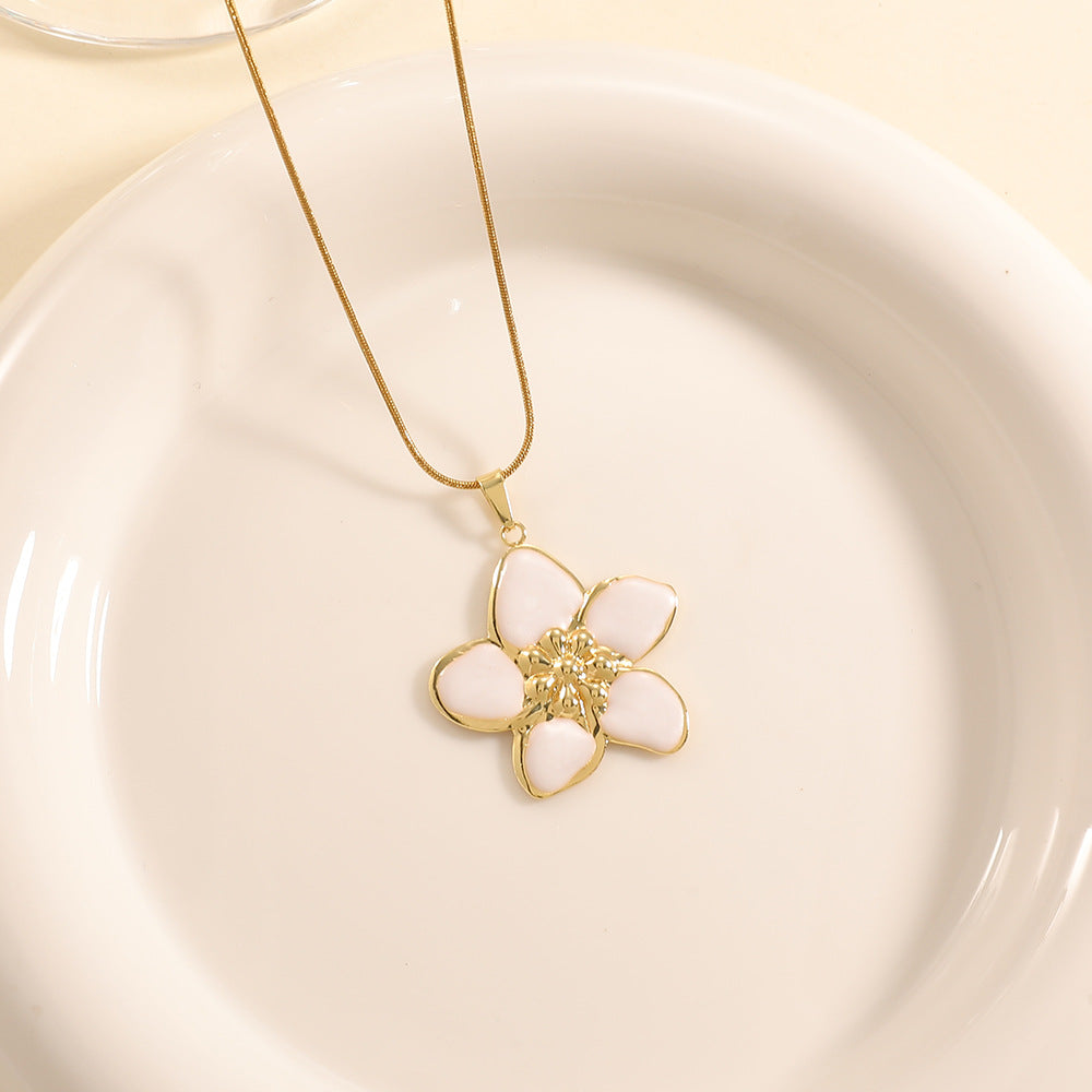 Women’s necklace with elaborately designed flower pendant Fashion Glam