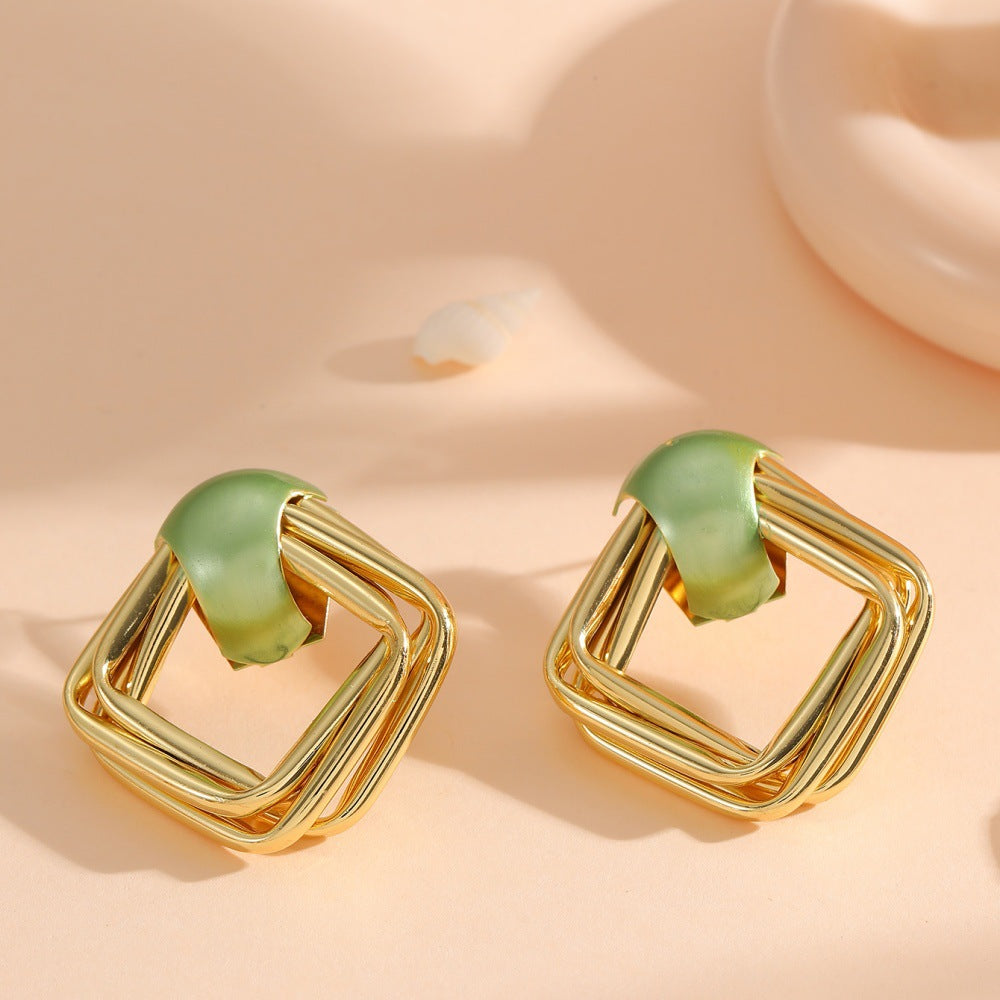 Women modern earrings with asymmetrical design Fashion Glam