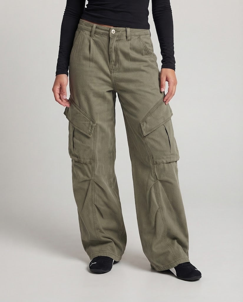 Women's wide cargo pants with a low waistband and large flap pockets Fashion Glam