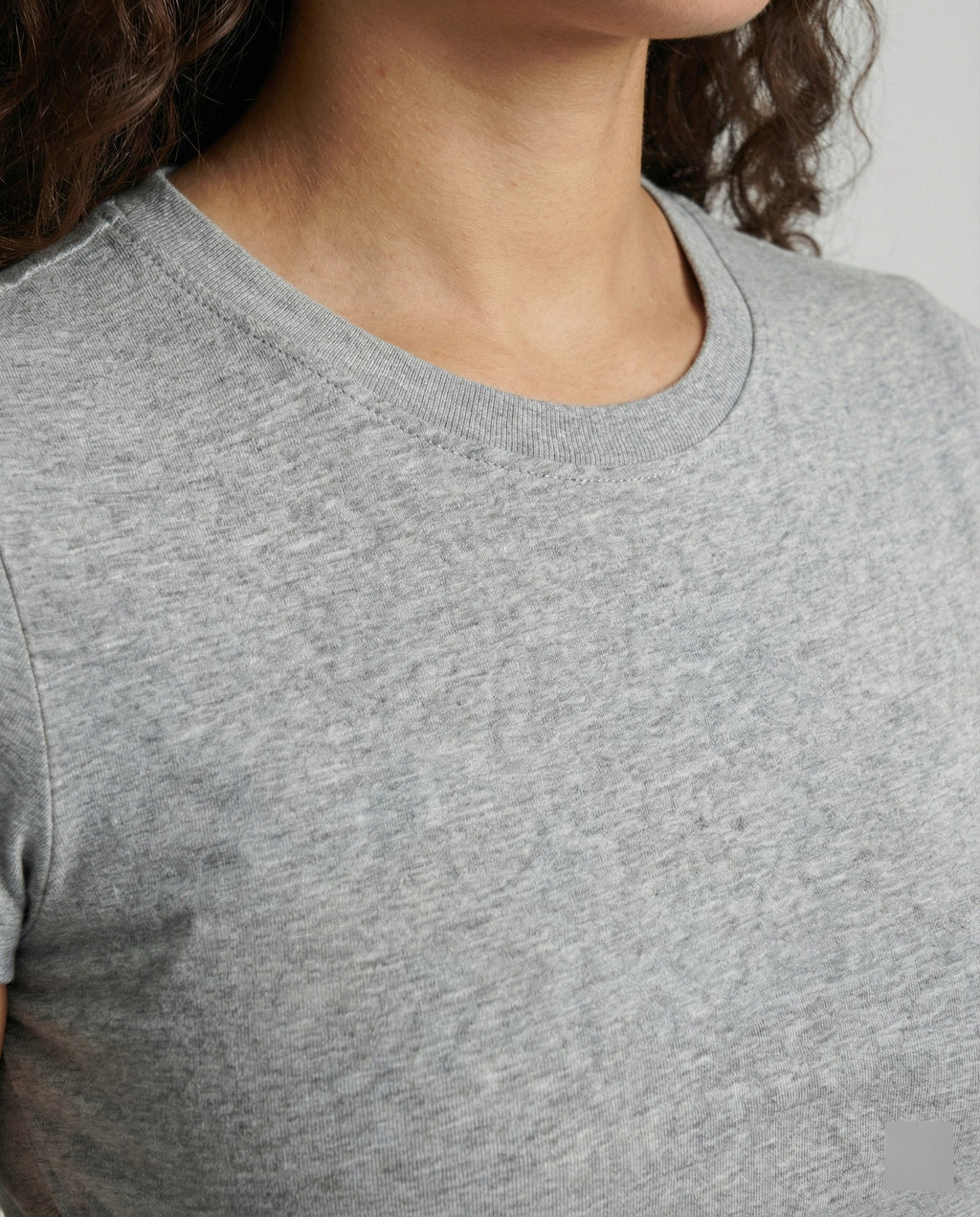 Figure-hugging mini dress with round neck and gathers for summer
