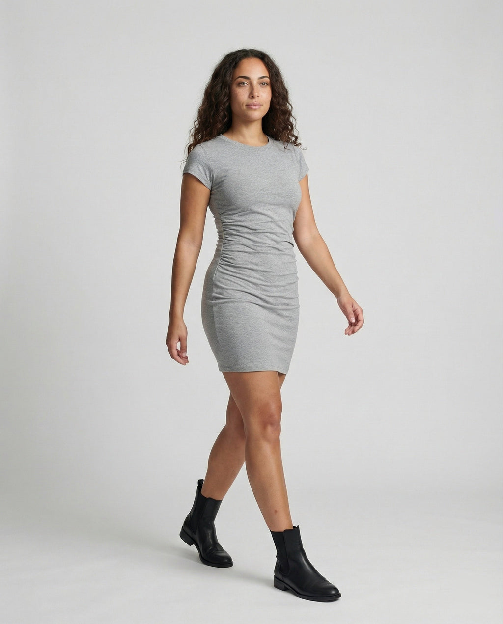 Figure-hugging mini dress with round neck and gathers for summer