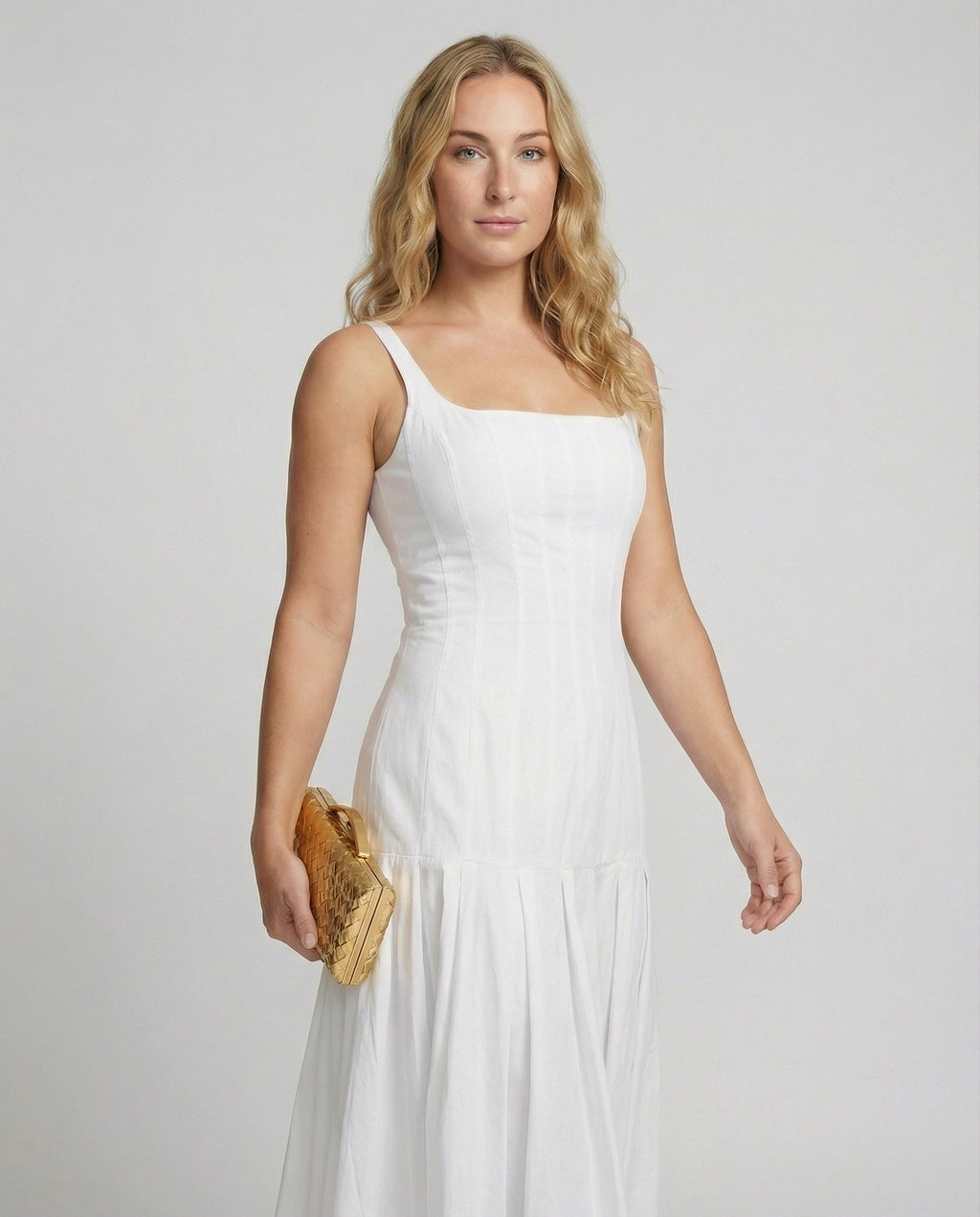 Women's mid dress with elegant cut